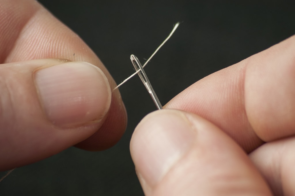 How To Thread A Needle