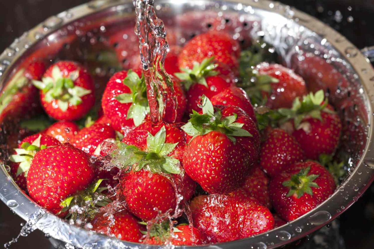 How To Clean Strawberries