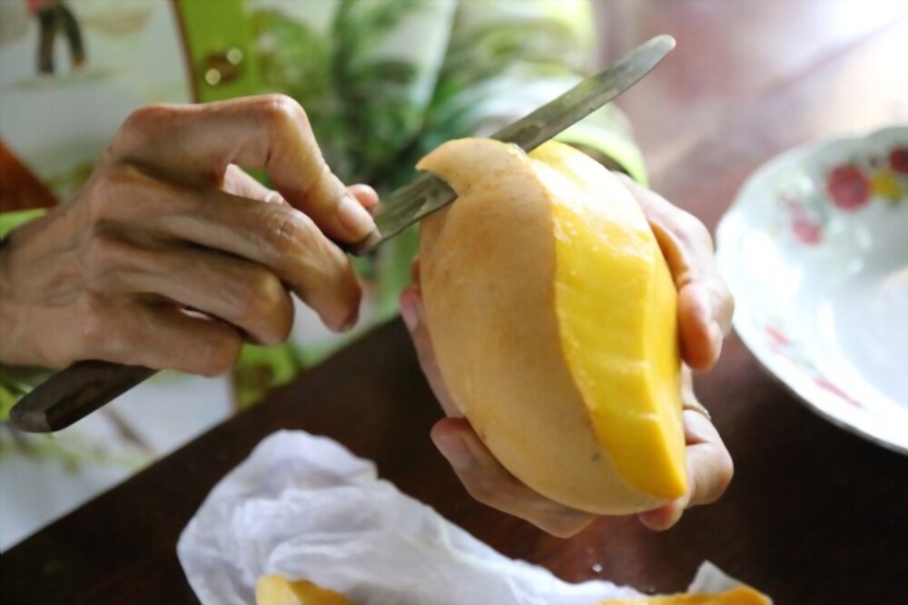 How To Peel A Mango