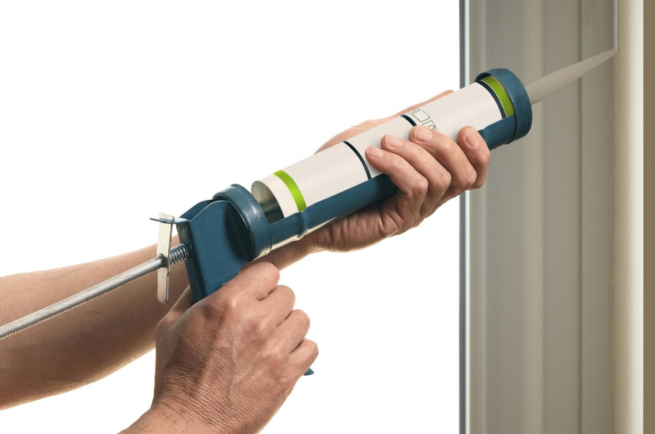 How To Use Caulk Gun