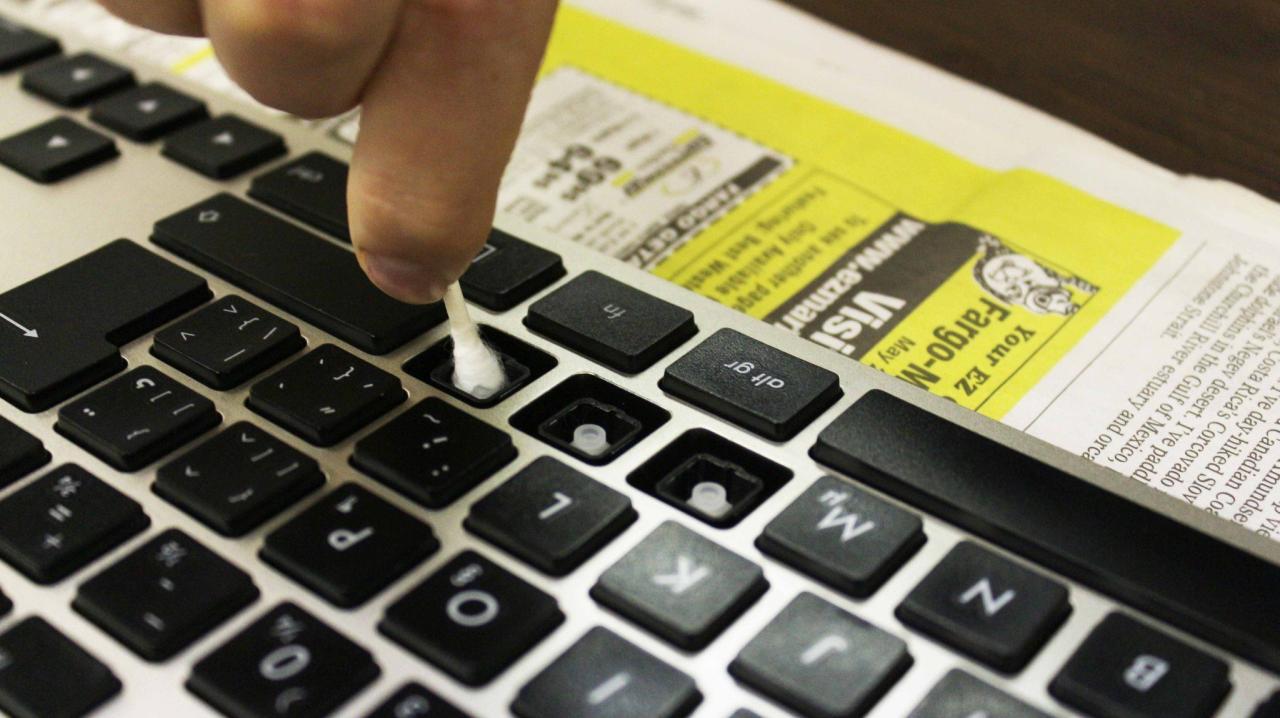 How To Clean Keyboard